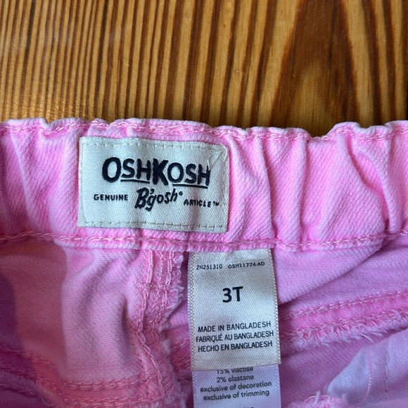 Oshkosh Toddler Pink Denim Shorts W/Raw Hem & Butterfly Size 3T - Picture 2 of 8